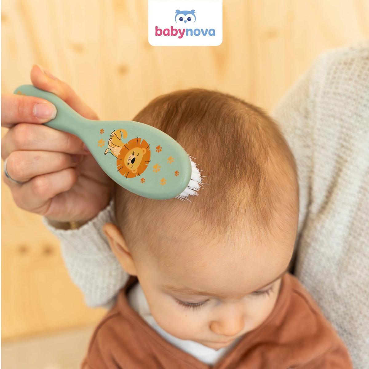 babynova Set Pettine & Spazzola – Set Cura dei Capelli con Setole in Nylon Naturale Ultra Morbide per Bambini & Neonati – Cura Delicata per Cuti Sensibili – Senza BPA – Verde leone